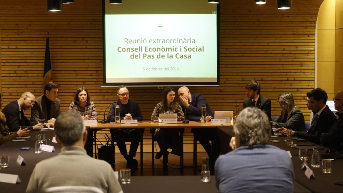 El cap de Govern, Xavier Espot, i la cònsol major d'Encamp, Laura Mas durant la reunió.