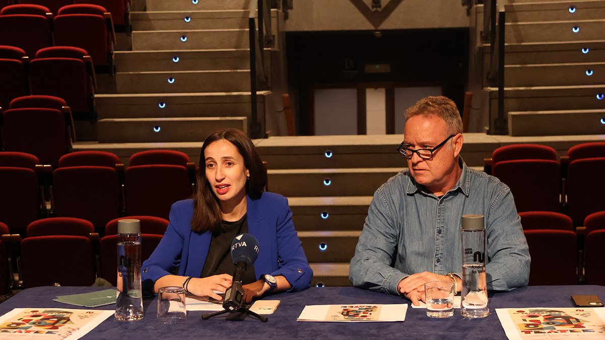 La cònsol menor d'Andorra la Vella, Olalla Losada, i el cap d'àrea de l'àrea de cultura del comú, Jan Cartes, durant la presentació de la Temporada.