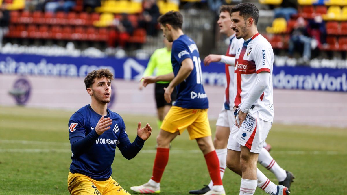 Yeray Cabanzón es lamenta d’una ocasió perduda davant l’Osca a Encamp.