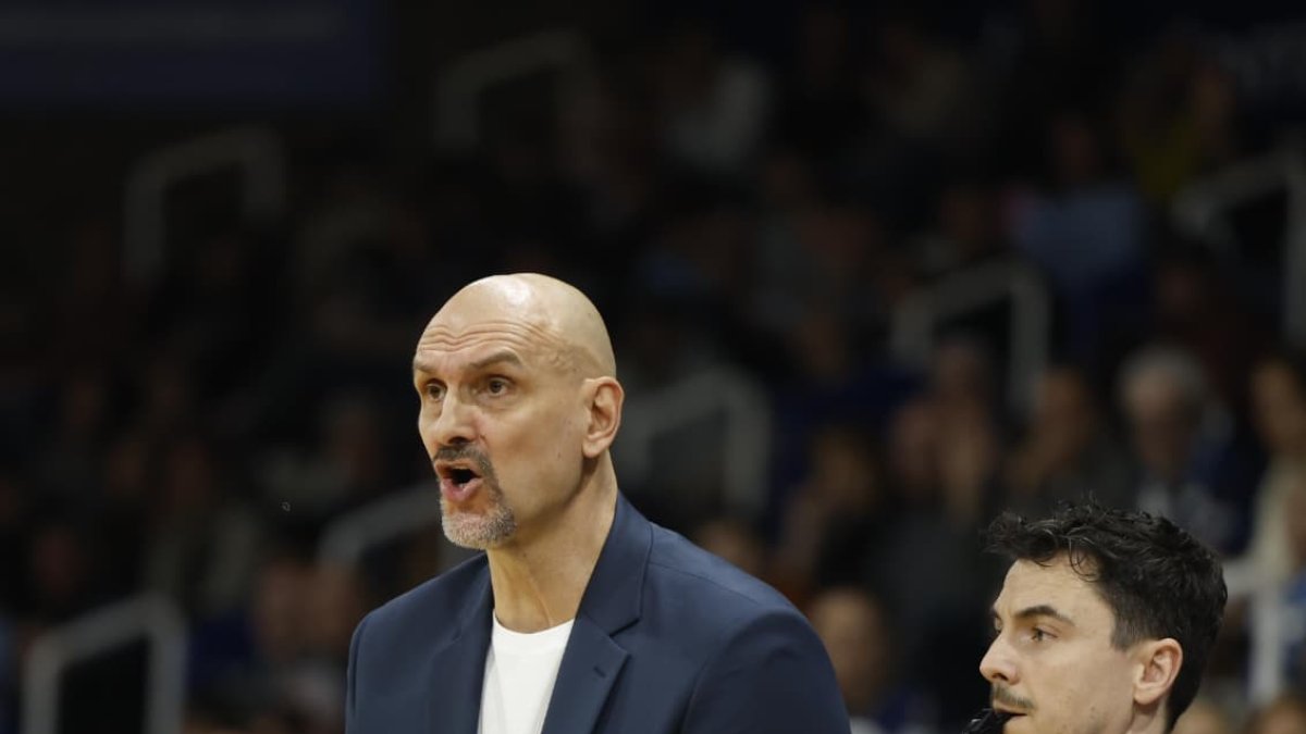 Zan Tabak donant instruccions a l’equip.