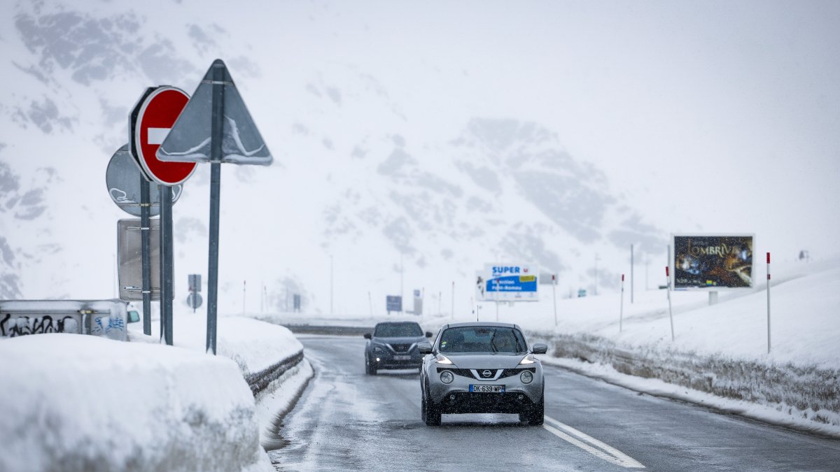 Vehicles arribant al Pas des de França.
