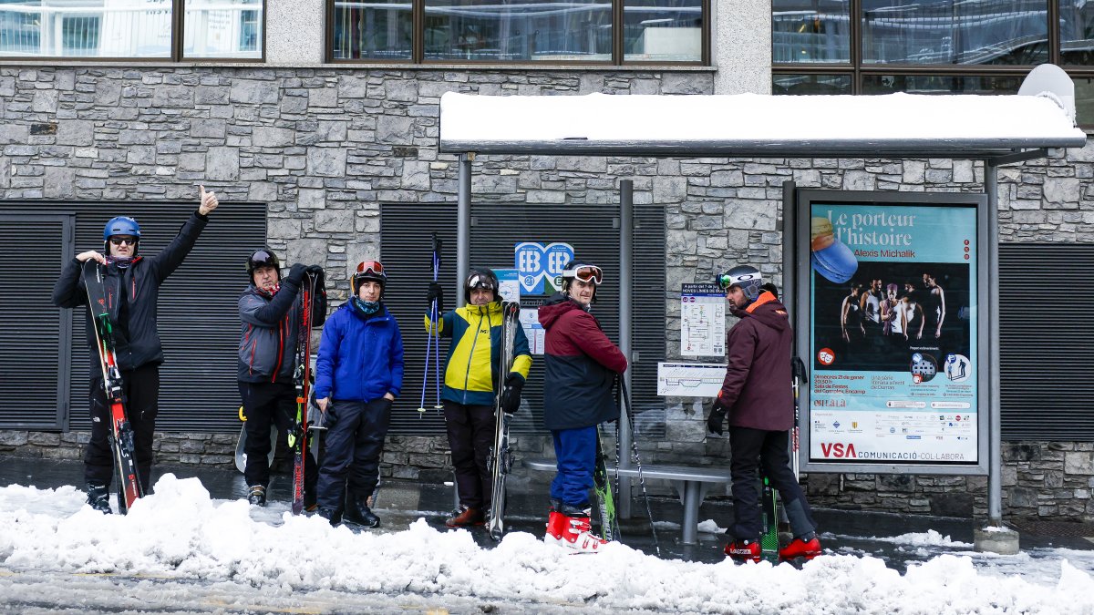 Turistes esperant el bus el 26 de gener.