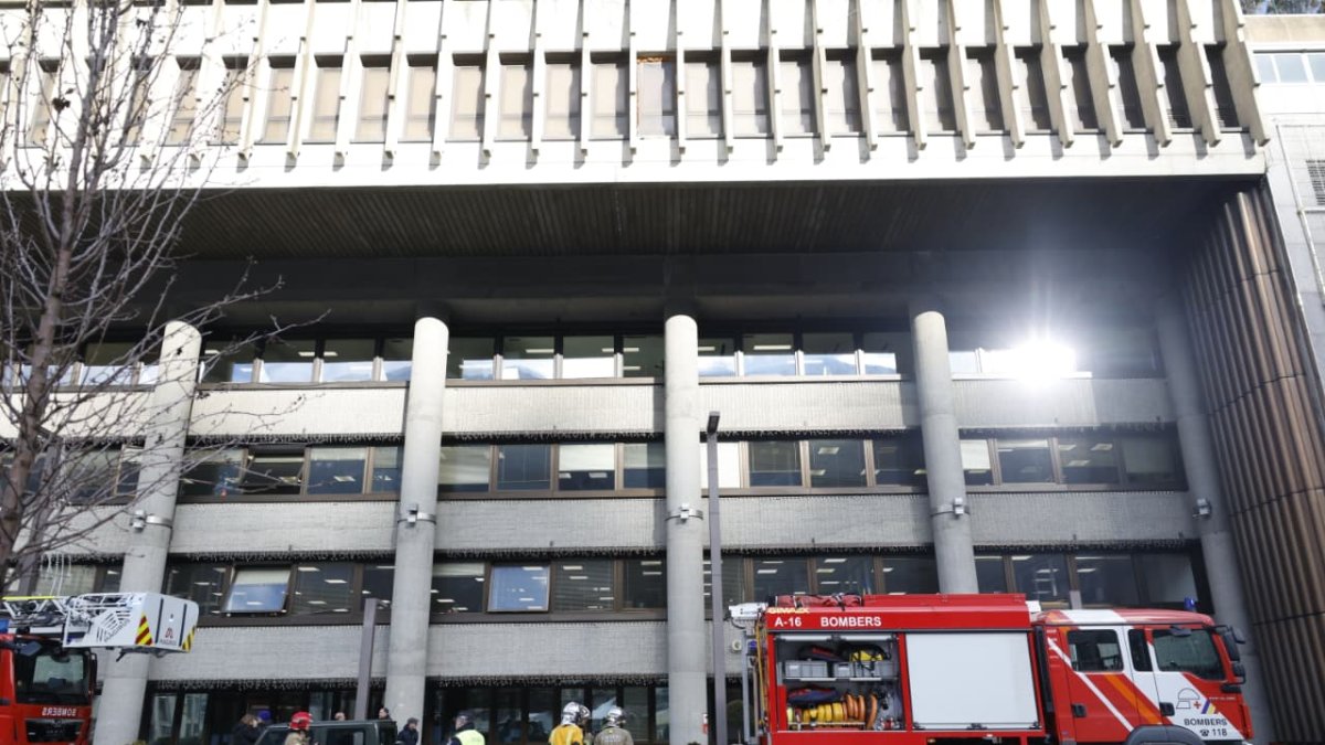 Evacuació de l'edifici administratiu de Govern per una fuita de gas d'una màquina de climatització