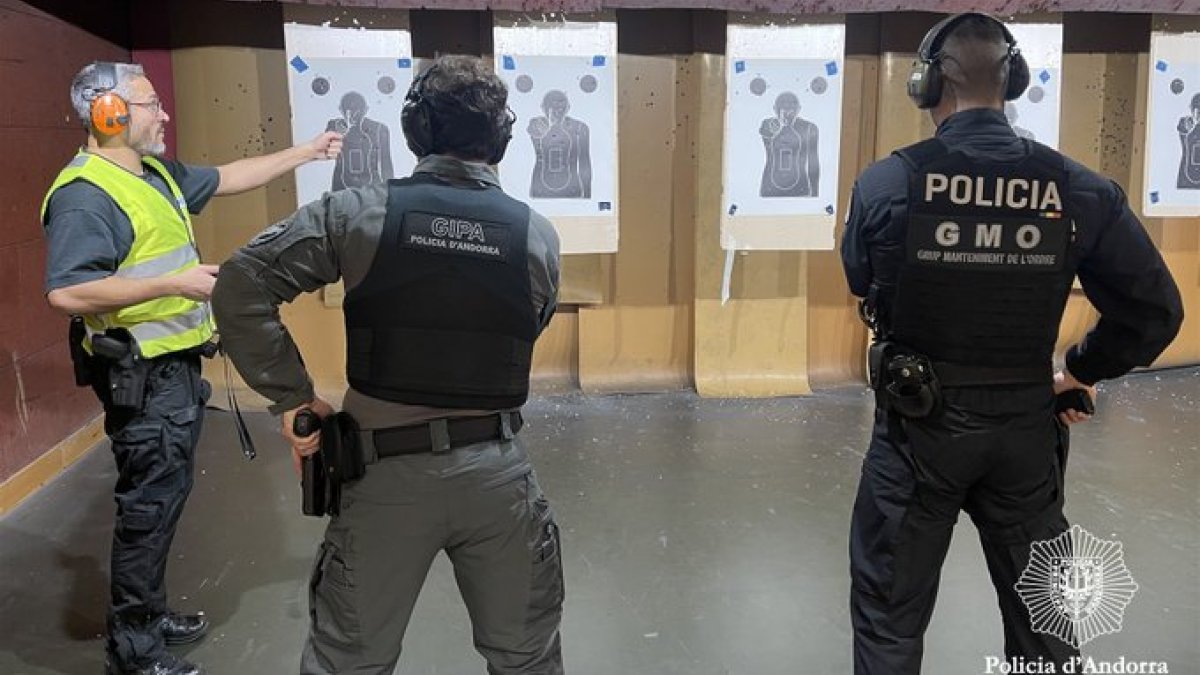 Diversos agents del cos de policiai, durant les pràctiques de tir.