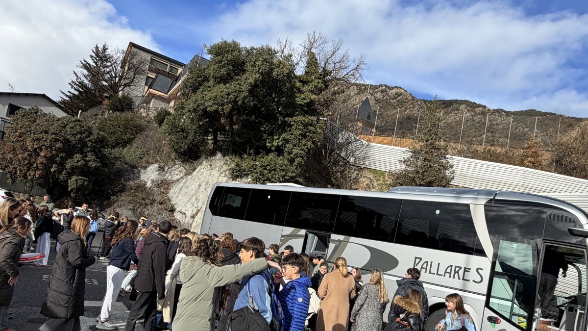Els alumnes de 2n d'ESO de l'institut Balàfia d'Eivissa avui a l'arribada al col·legi Sant Ermengol