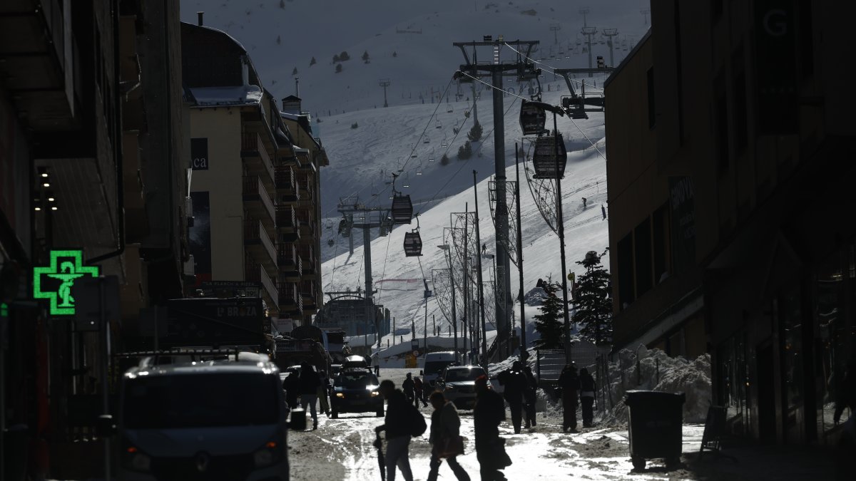 Un dels carrers del Pas gairebé sense visitants pel tall a l'RN20.