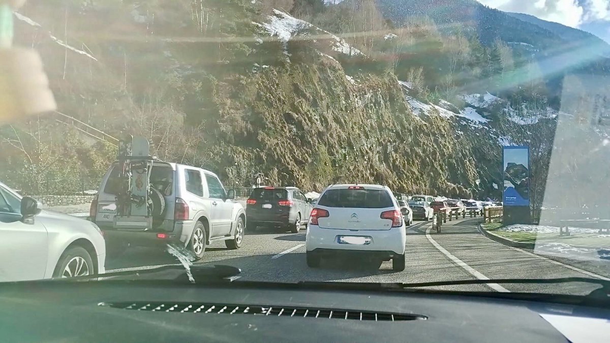 Trànsit dens en diversos punts de la xarxa viària del Principat