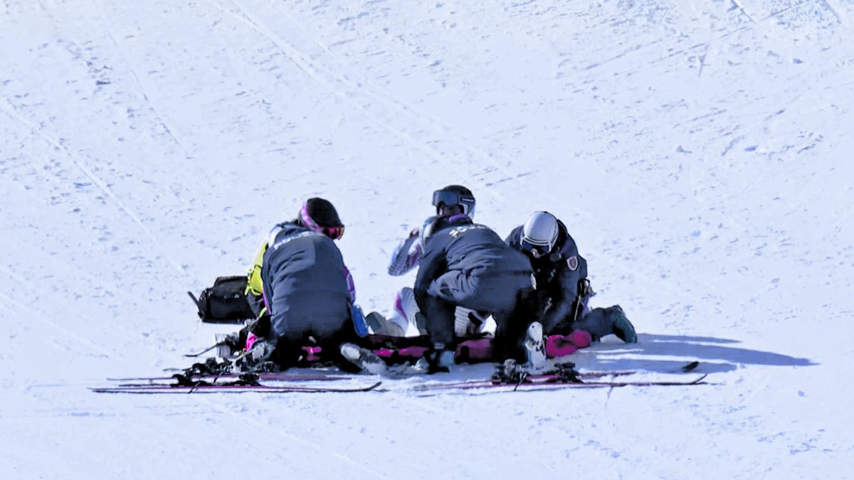 Cande Moreno al terra de la pista on ha patit la caiguda amb els equips mèdics de la competició abans de ser evacuada. .