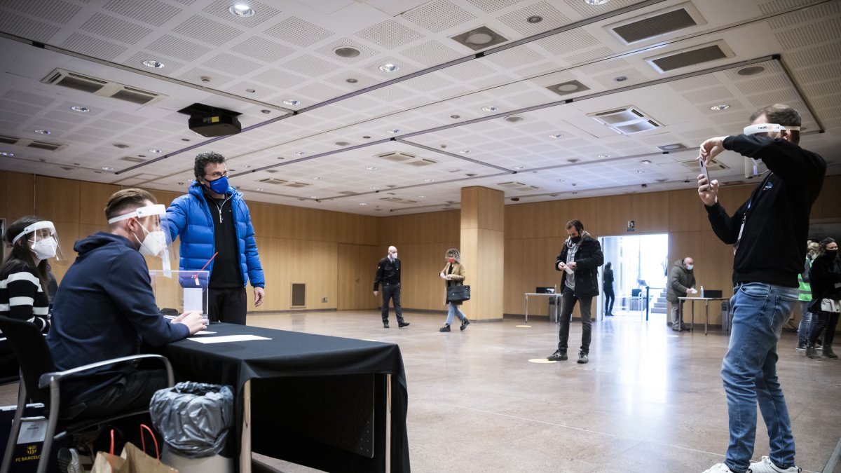 Socis blaugrana votant al Centre de Congressos