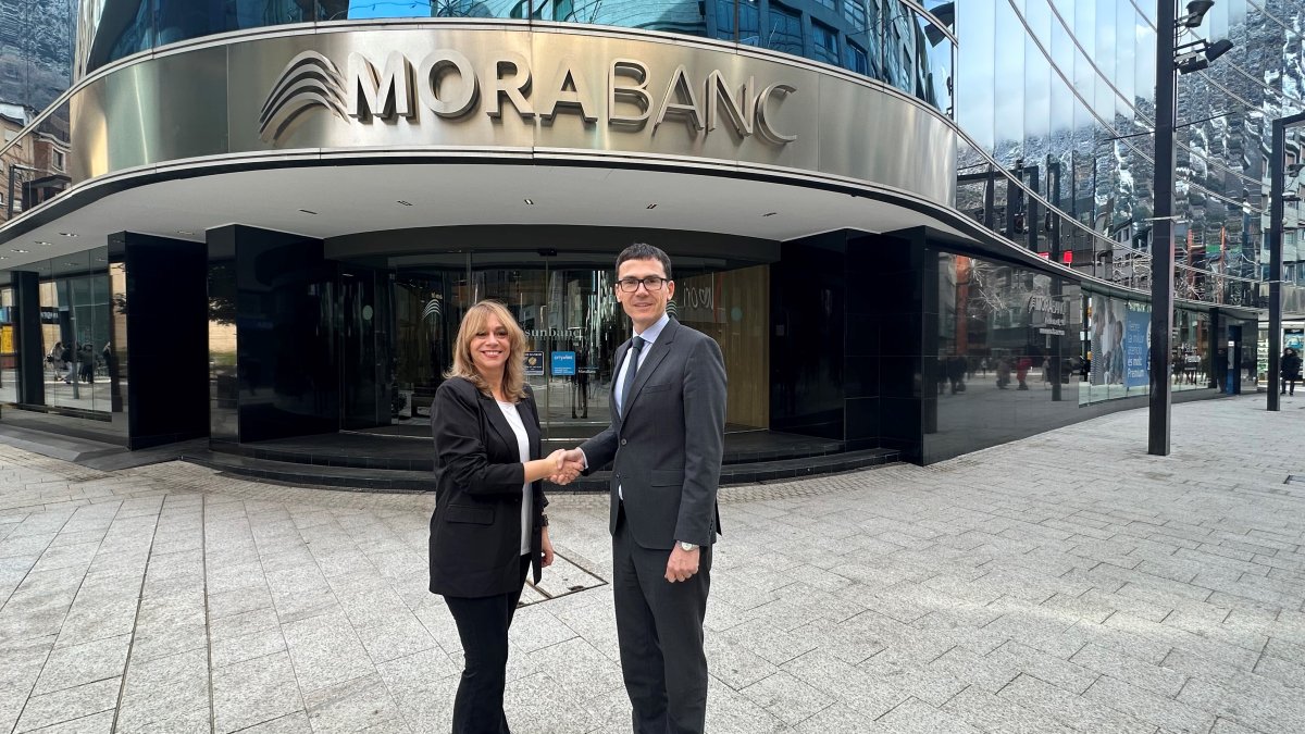 Eva Tenorio, presidenta de Projecte VIDA Andorra amb Wiro Martín, director de Màrqueting i Comunicació de MoraBanc a la seu central del banc..