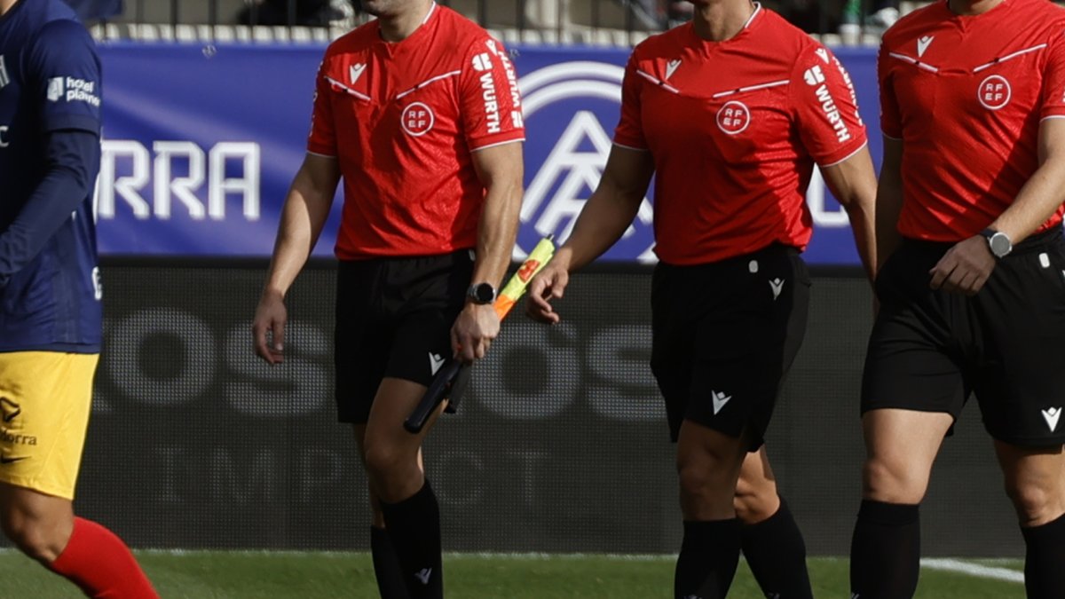 Tripleta arbitral en un duel de l’FC Andorra.