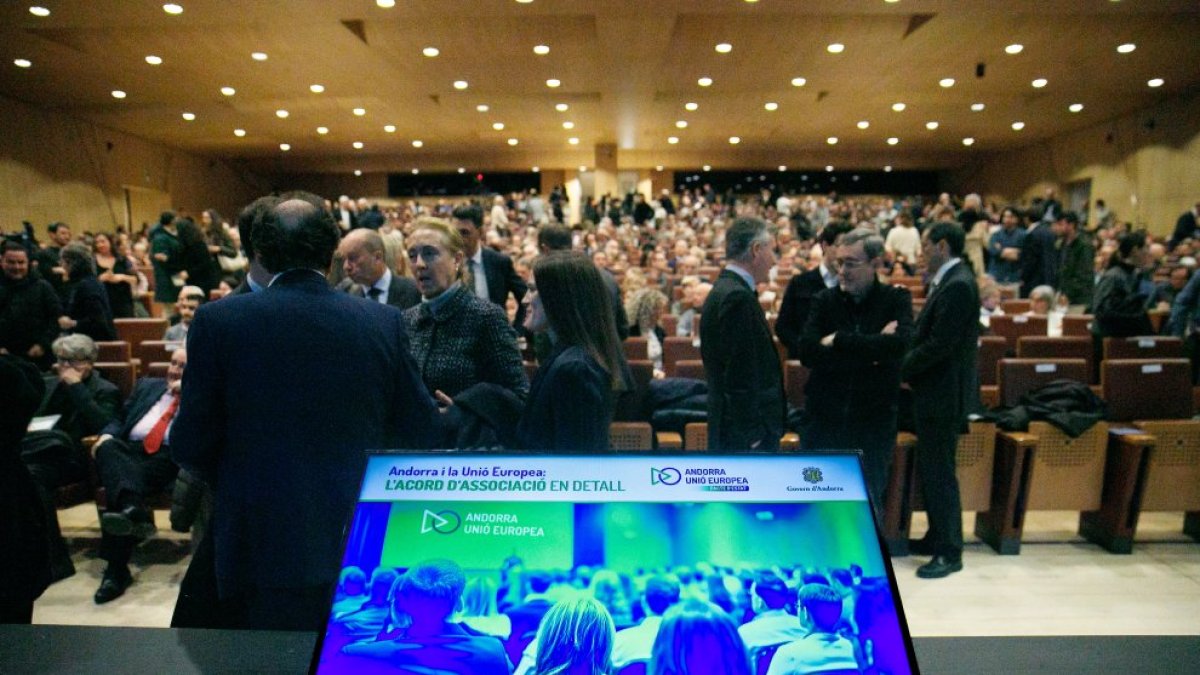 El Govern presentant l’acord a la ciutadania.