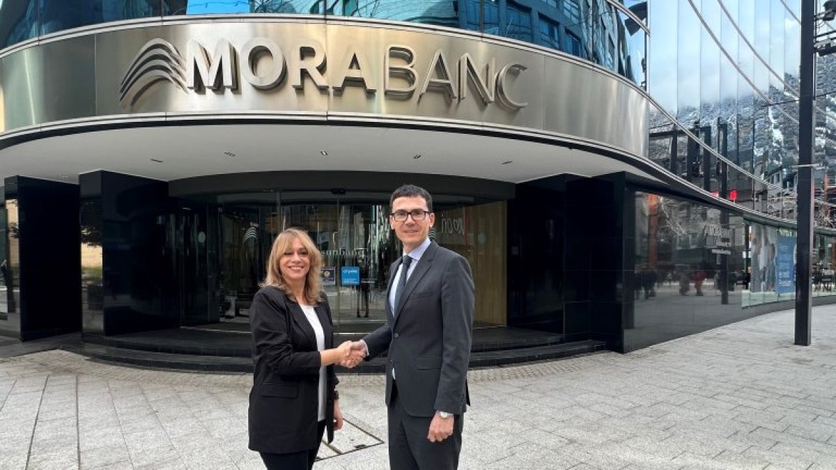 Eva Tenorio, presidenta de Projecte VIDA Andorra amb Wiro Martín, director de Màrqueting i Comunicació de MoraBanc a la seu central del banc