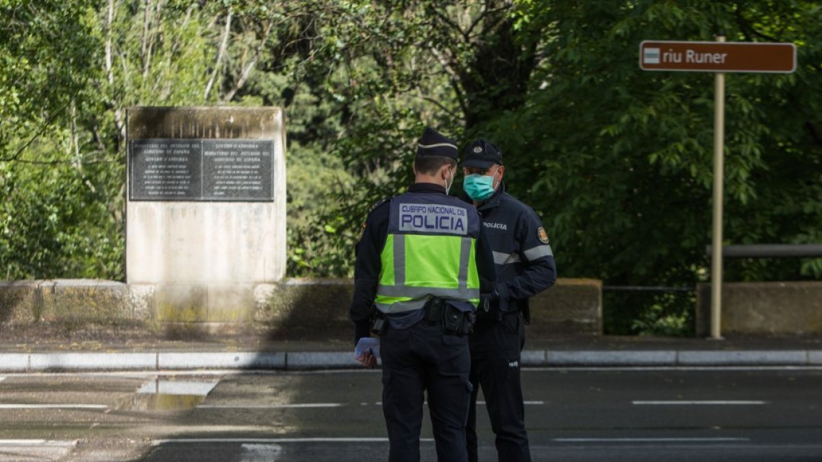 Un agent andorrà i un policia espanyol.