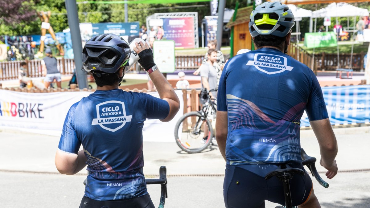 Dos ciclistes durant l'edició passada de l'ANDBike.
