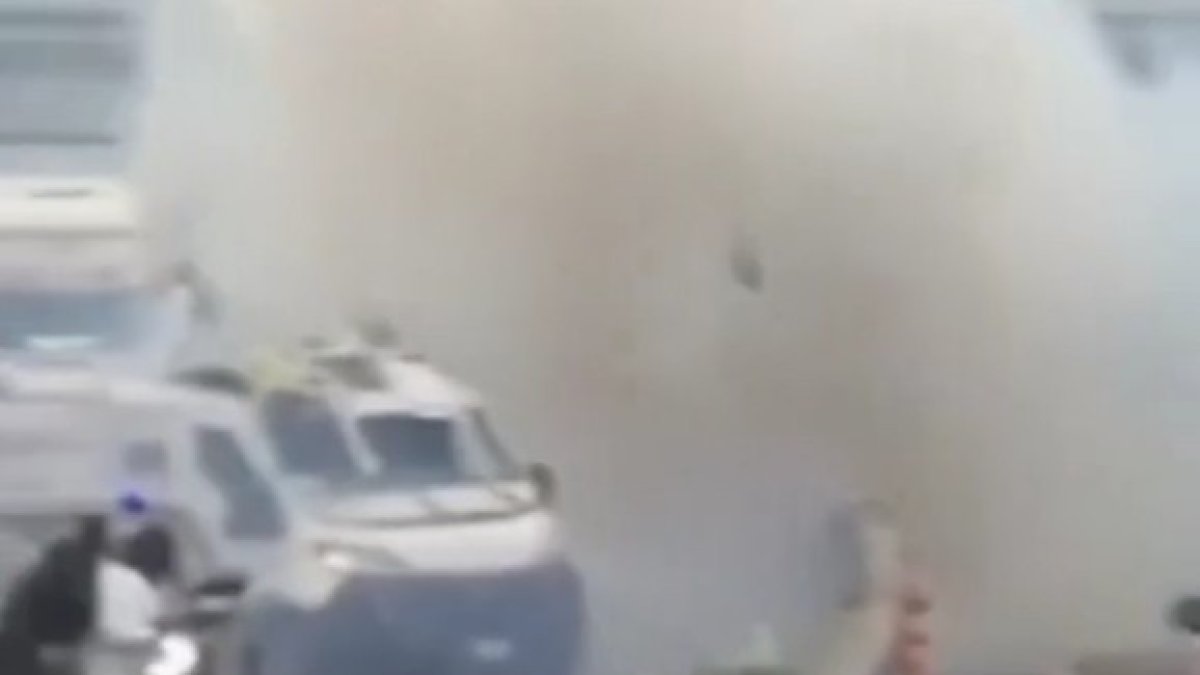 4 criminals encaputxats assalten un furgó blindat a Itàlia a plena llum del dia en una carretera.