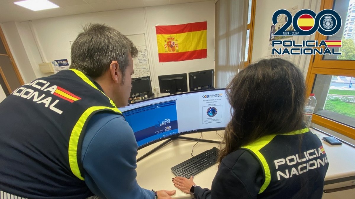 Dos agents de la policia nacional treballant en l'operació 'Florazo'.