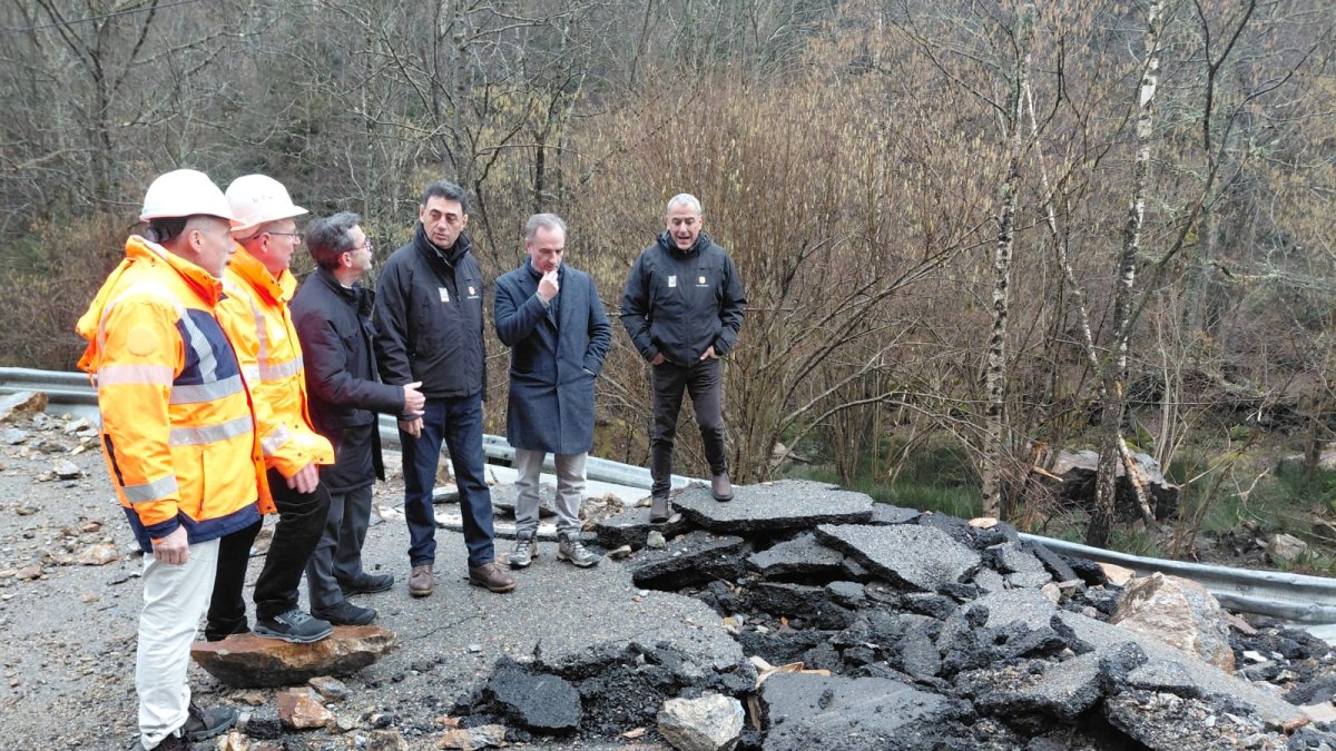 El ministre Ferré va visitar el tram de l’RN-20 afectat.