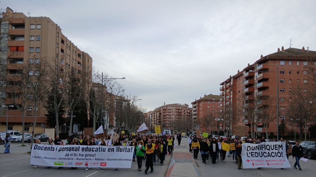 Professors tallant una carretera a Lleida.