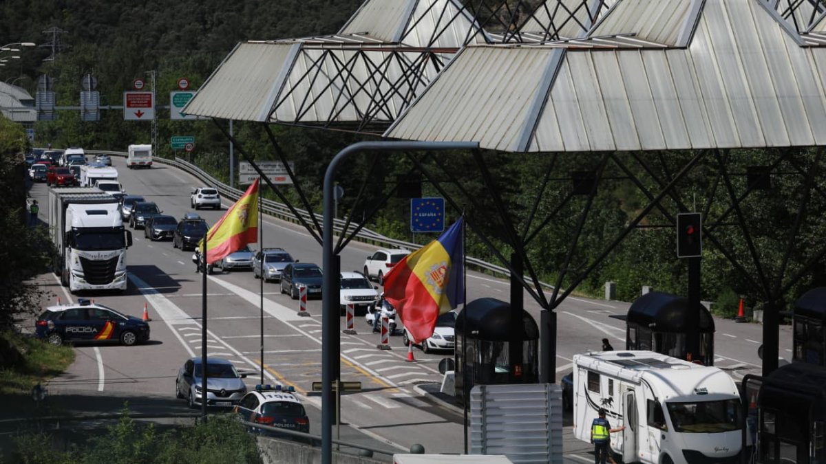 Un agent de la policia nacional fent un control a la frontera a l'estiu.