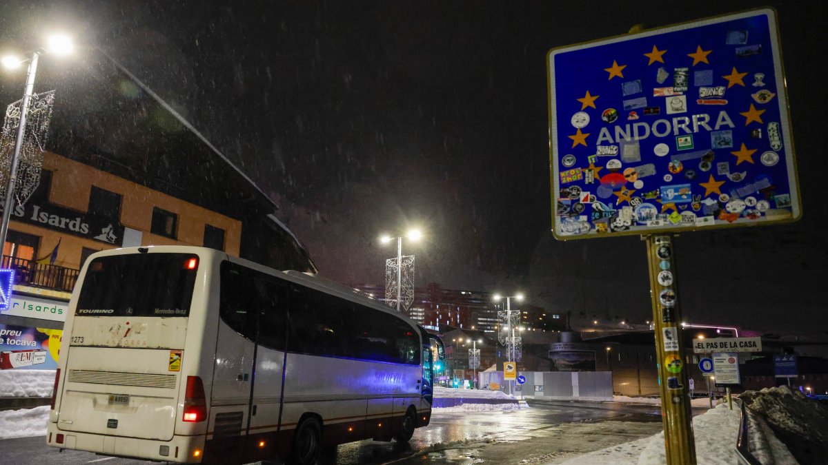 Bus llançadora entrant al Pas provinent de l'Ospitalet