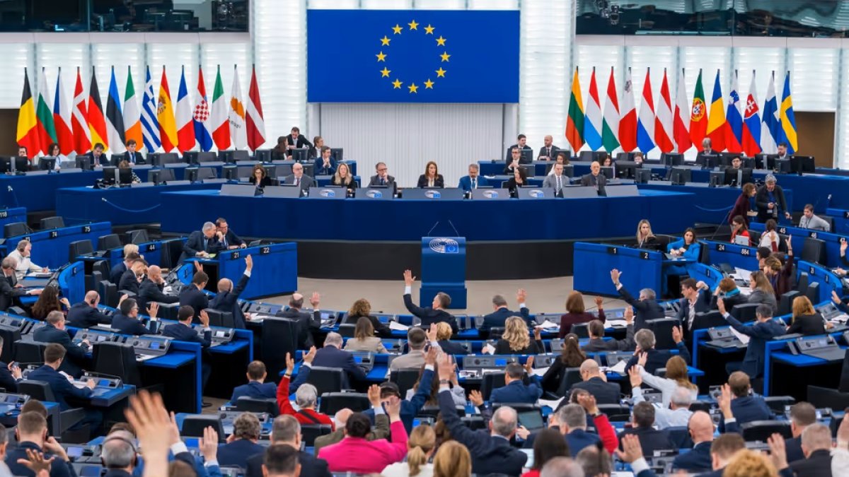 Votacions a mans alçada al Parlament Europeu.