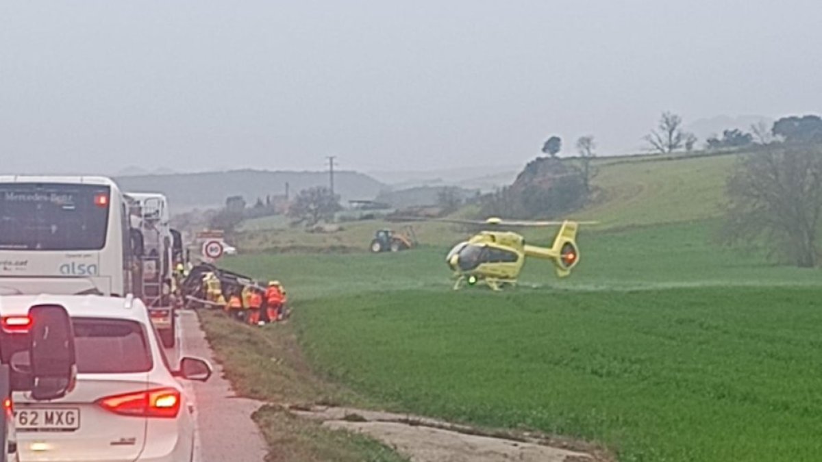 Un helicòpter ha traslladat una de les víctimes de l'accident a la C-14, a Artesa de Segre