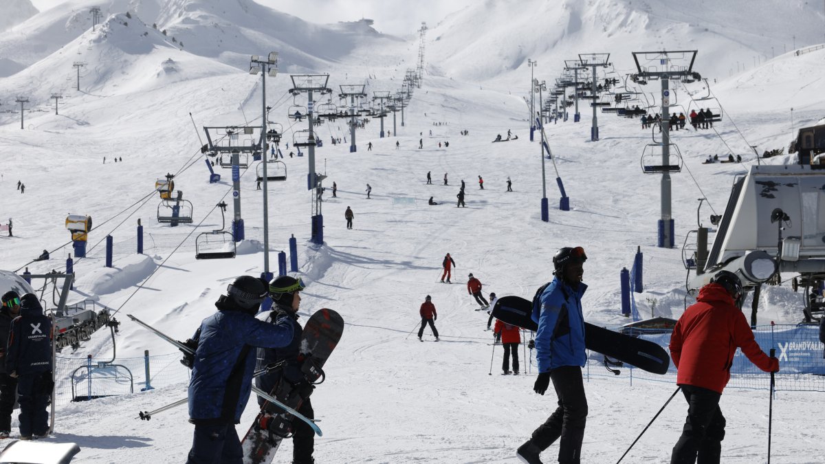 Esquiadors al Pas de la Casa durant els dies de tancament de l'RN20