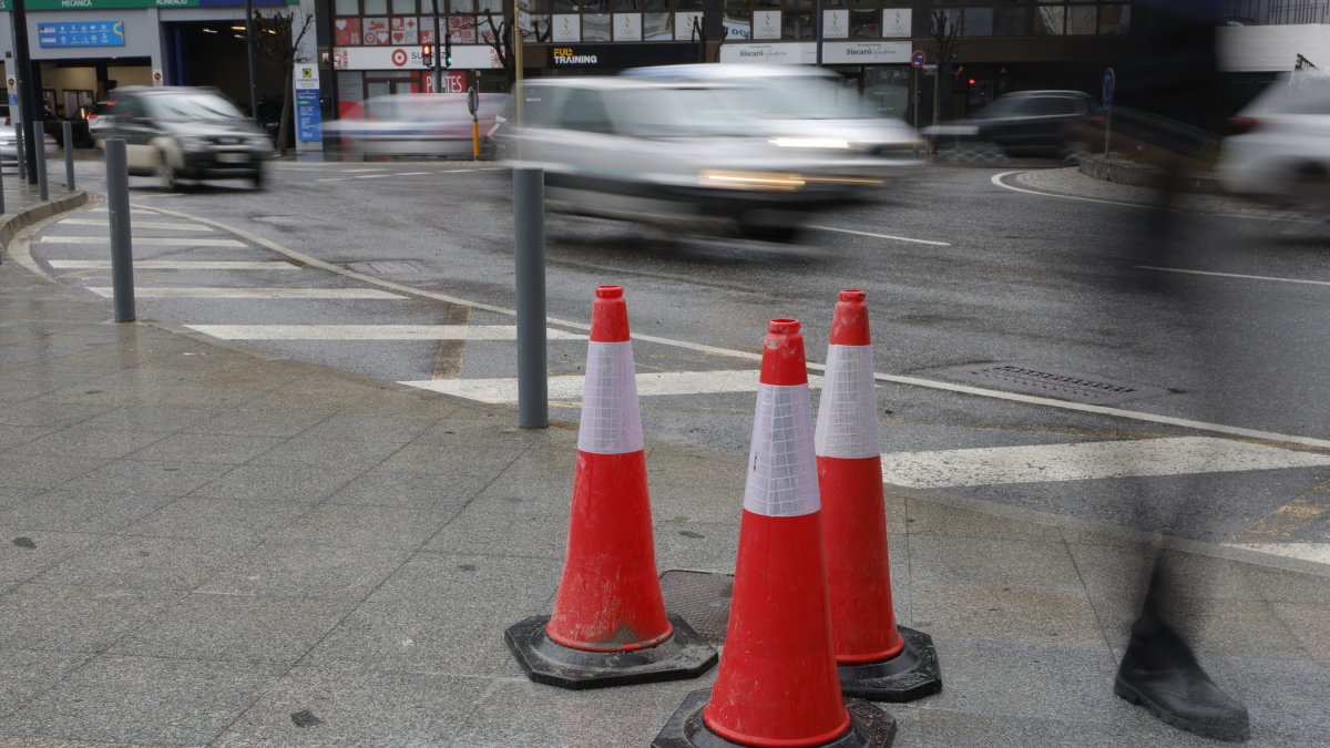 Llambordes esquerdades senyalitzades amb cons.