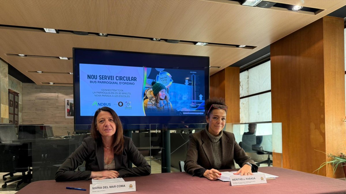 La cònsol major d'Ordino, Maria del Mar Coma, i la consellera de Comunicació, Meritxell Rabadà, durant la presentació del bus circular.