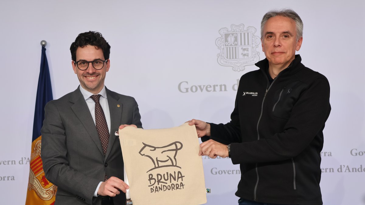 El ministre de Medi Ambient, Agricultura i Ramaderia, Guillem Casal, i el director general del Comitè Organitzador de la Copa del Món, David Hidalgo.