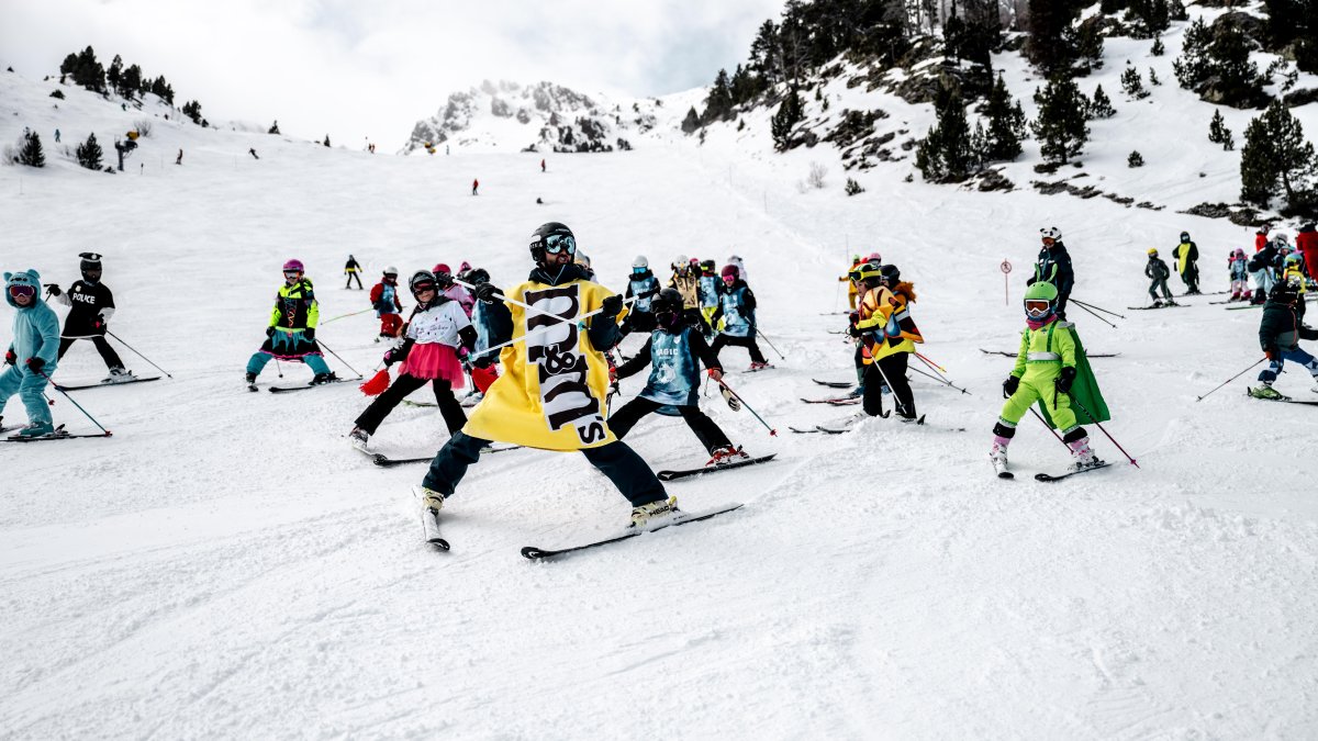 Esquiadors disfressats per Carnaval a Grandvalira.