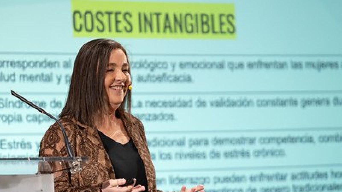 La periodista i escriptora Nuria Varela durant la  conferència.