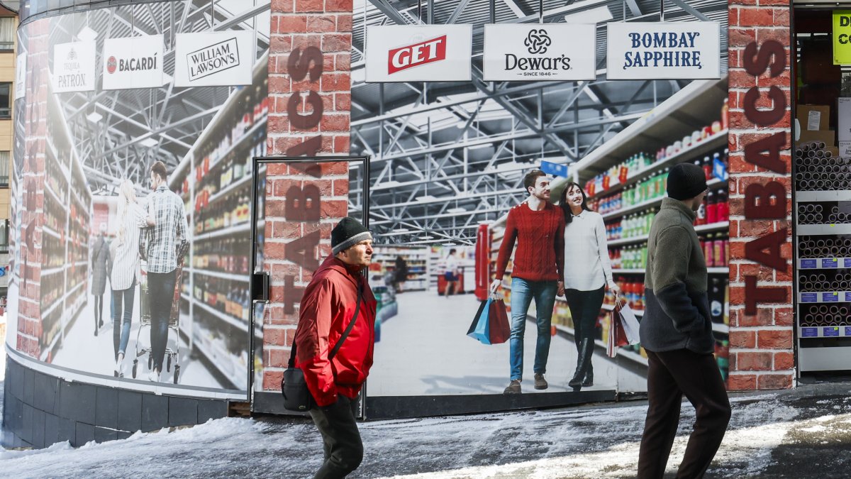 Un home passejant pel Pas.