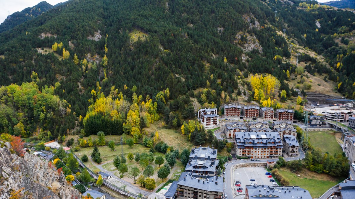 El terreny de l’antic càmping Pla, des d’on sortirà el telefèric.