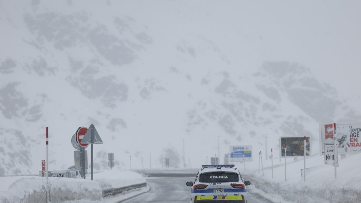 Un vehicle de policia circulant per la carretera que connecta Andorra amb França.