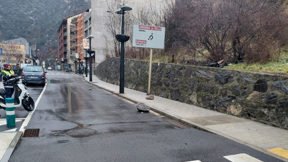 Els rocs caiguts a la carretera a la zona de la plaça Rocacorba.