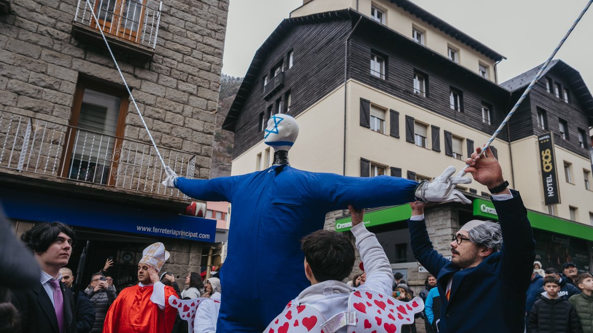 Imatge del moment en què s'alça el Carnestoltes.