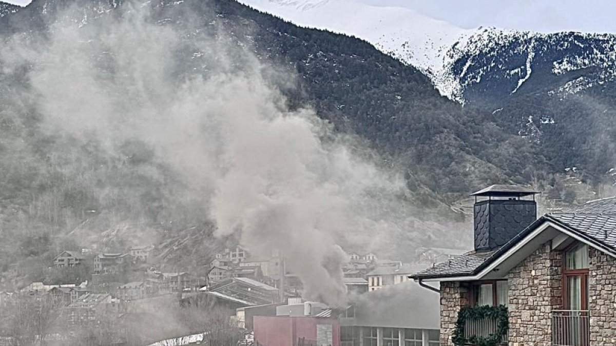 La columna de fum que sortia del centre.