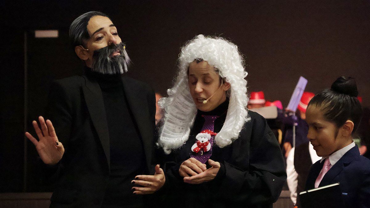 Una persona disfrassada de Miguel Bosé,  en un moment durant la representació del Judici dels Contrabandistes d'Ordino