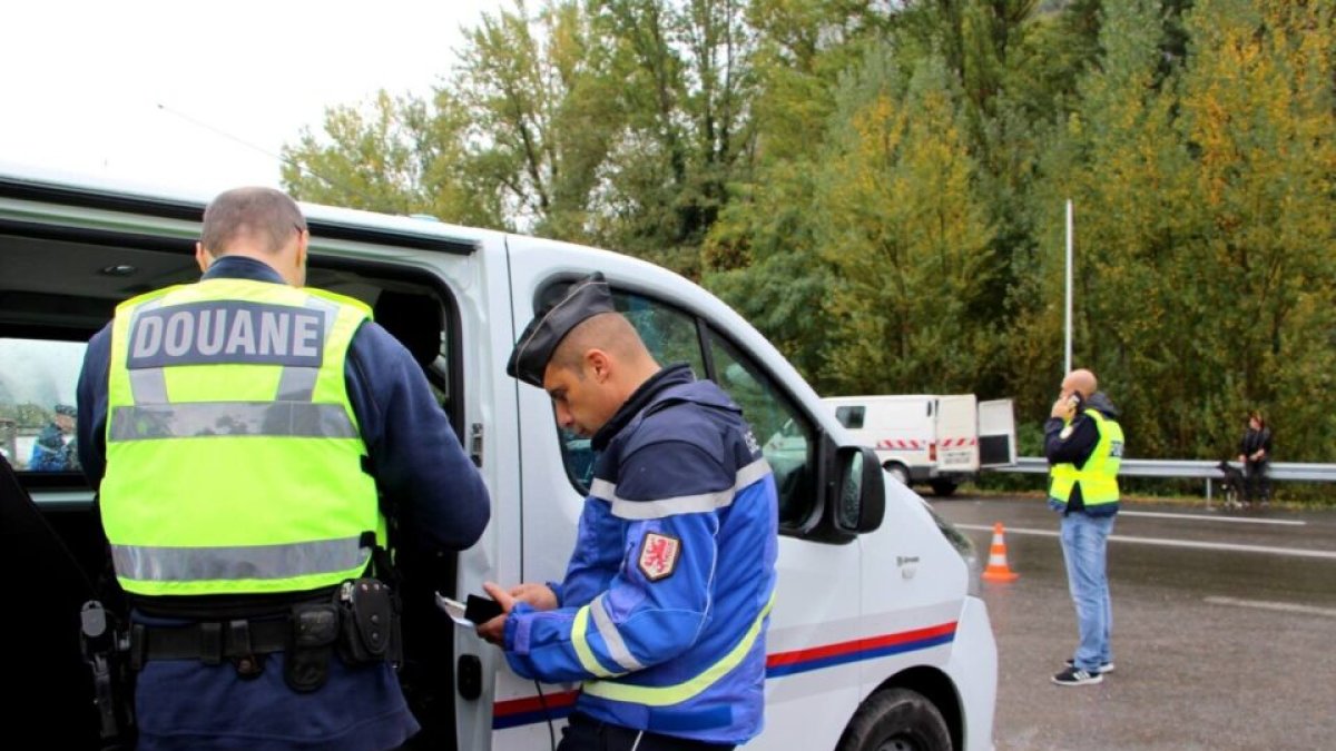 Agents de la duana entre França i Andorra realitzant preparant-se per realitzar un control.