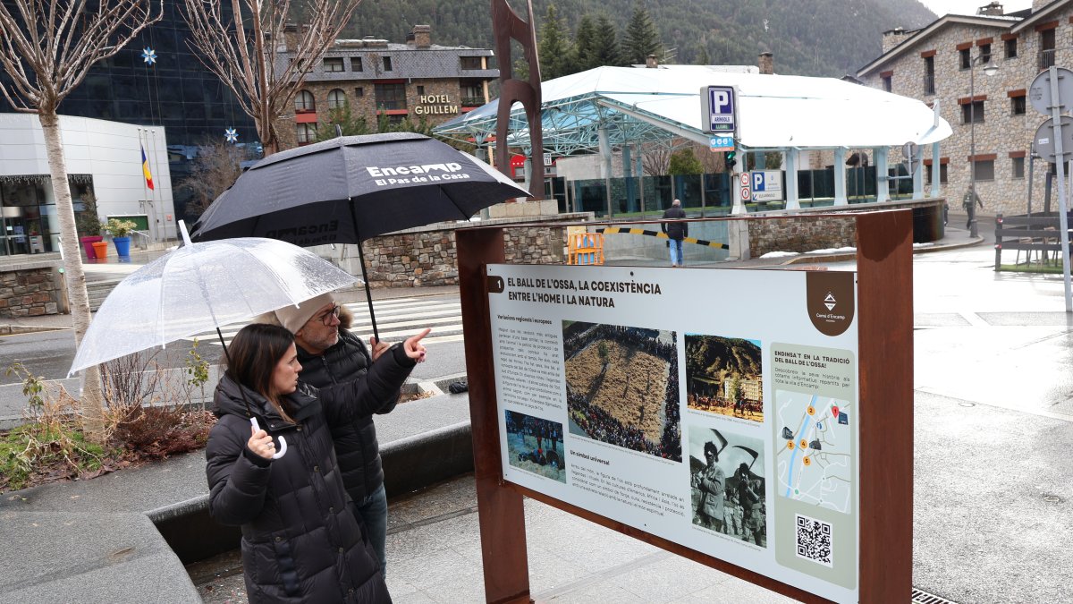 La cònsol major d'Encamp, Laura Mas, i el conseller de Culturadel Comú d'Encamp, Joan Sans, davant d'un dels panells de l'exposició 'El ball de l’Ossa, Patrimoni de la humanitat'. 