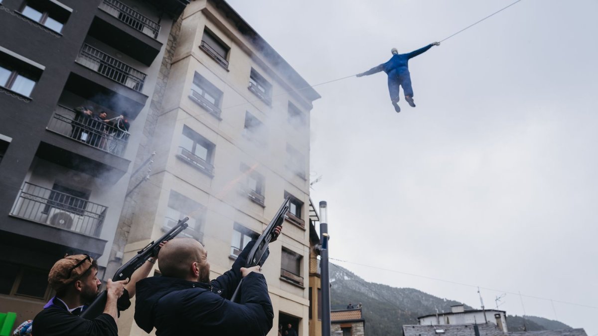 El rei Carnestoltes penjat, rebent trets.