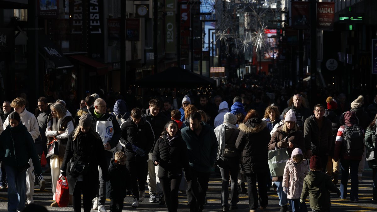 Vianants a l'avinguda Meritxell d'Andorra la Vella.