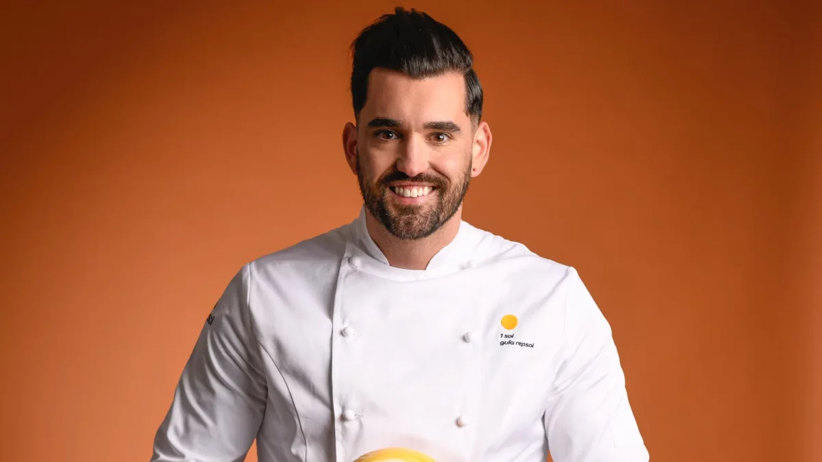 El xef Jordi Grau amb el Sol Guía Repsol.