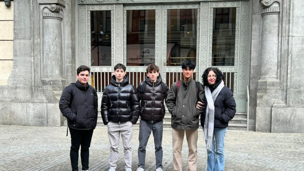 Alumnes del conservatori d'Andorra la Vella a Budapest durant l'intercanvi.