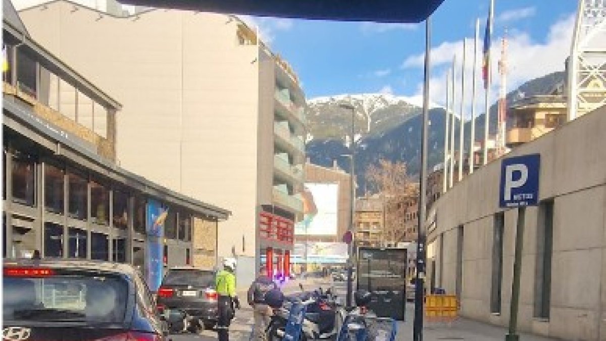 Els equips d'emèrgencia al lloc del fets i al costat, la moto accidentada.