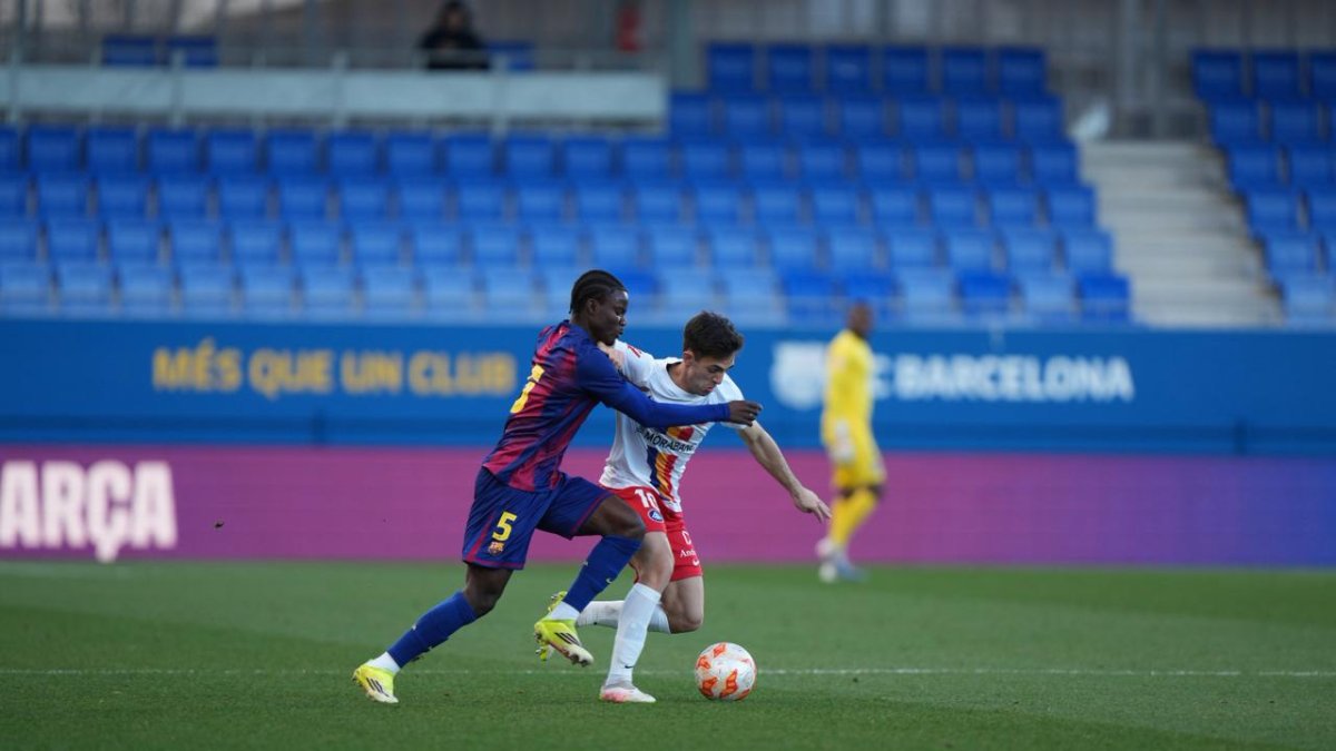 El jugador de l'FC Andorra, Álvaro Martín, protegint la pilota davant un jugador del Barça B.