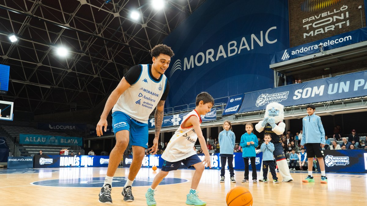 Els jugadors del MoraBanc van viure una jornada diferent amb els més petits.