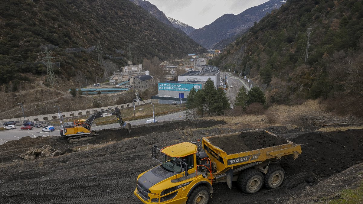 Obres de construcció de la nova estació transformadora al riu Runer.